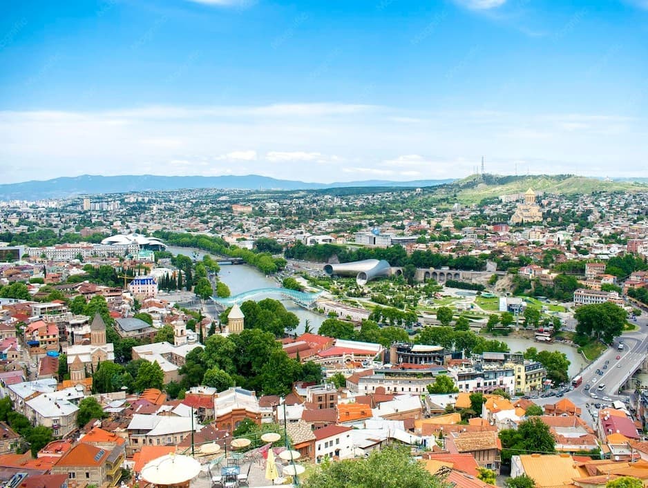 Panorama von Tbilissi mit Altstadt und Fluss