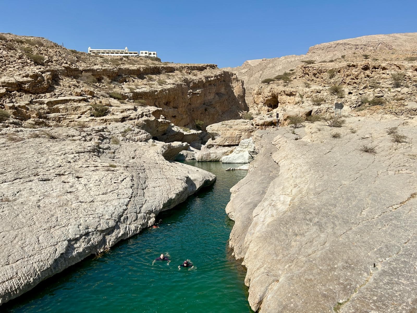 Wadi Bani Khalid: türkisfarbene Pools zwischen schroffen Felsen