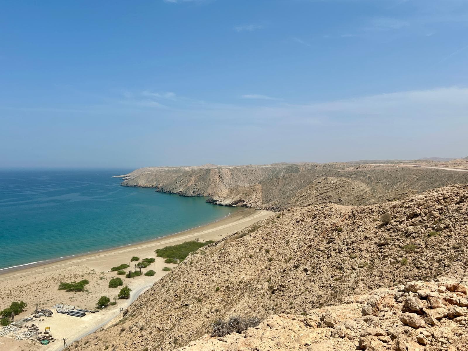 Unverbaute Bucht mit Sandstrand an der Küste des Oman