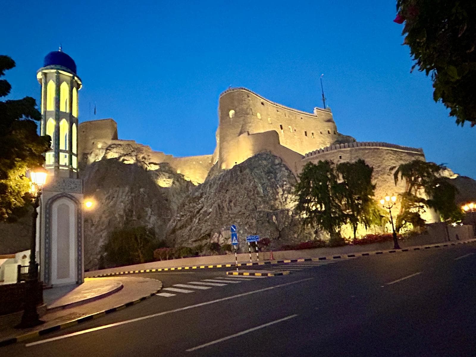 Das beleuchtete Al-Mirani-Fort über Alt-Maskat bei Nacht