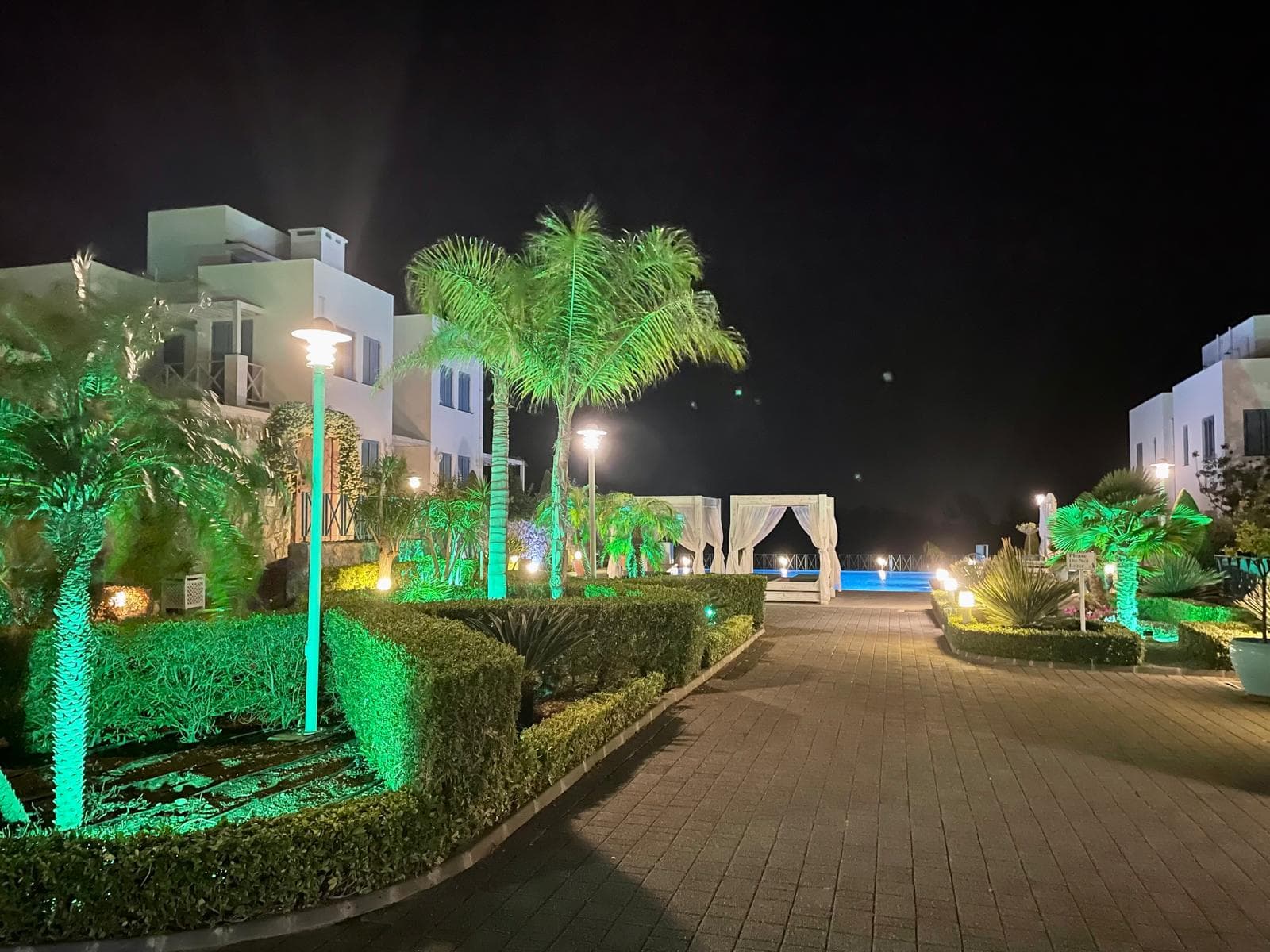 Beleuchtete Gartenanlage einer modernen Wohnanlage auf Zypern bei Nacht